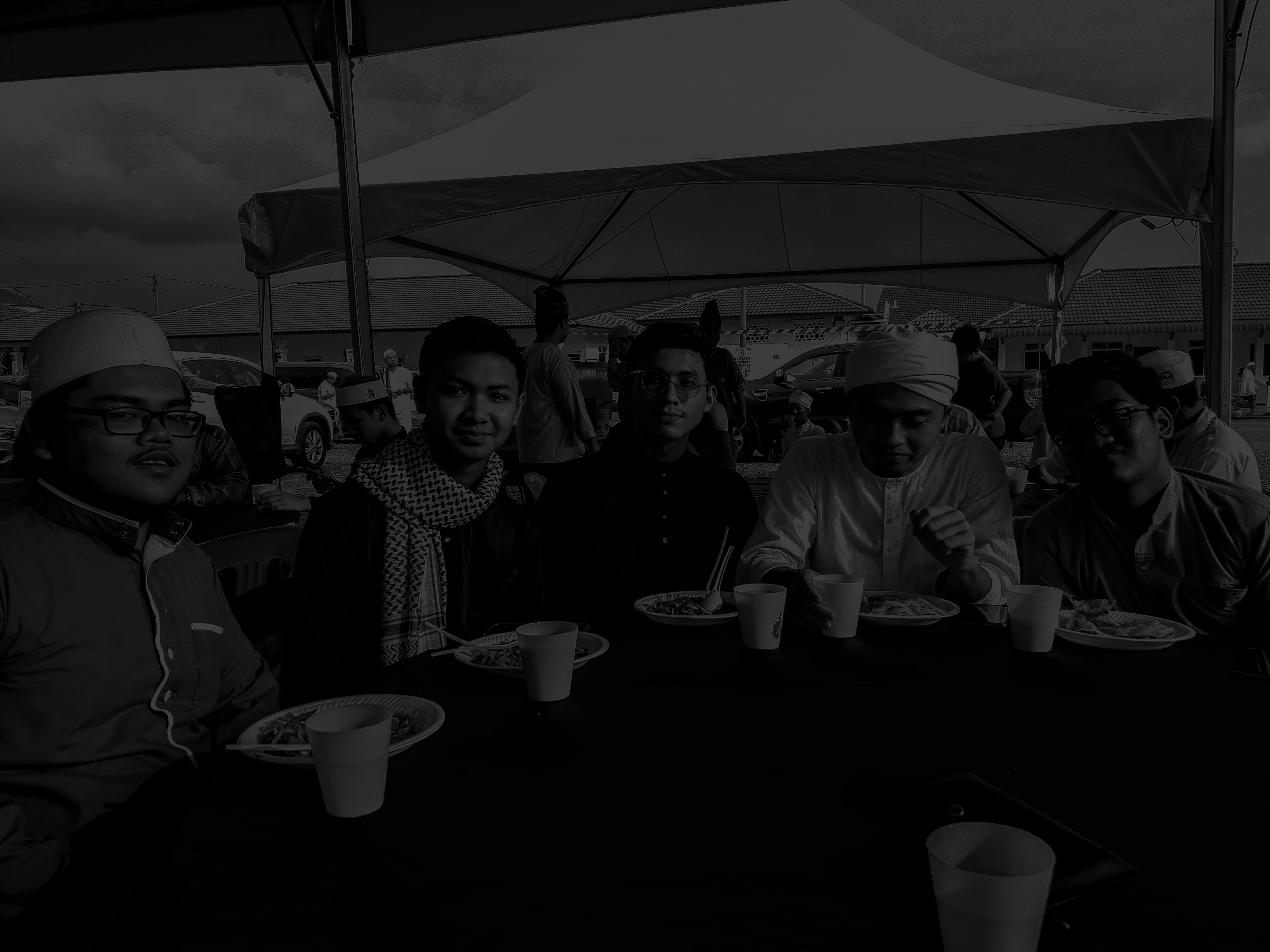 Nik Muaz eating with biro members